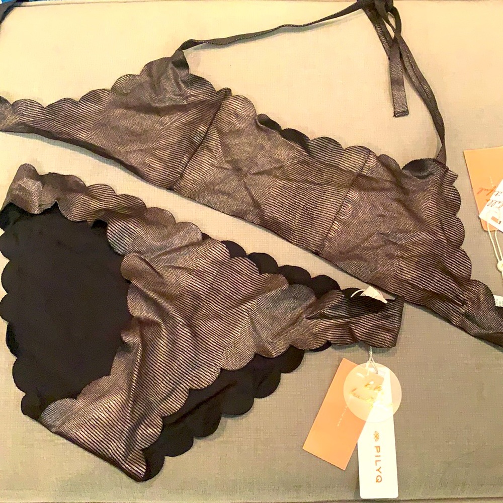 NWT PilyQ Reversible Scalloped Bikini Top - S